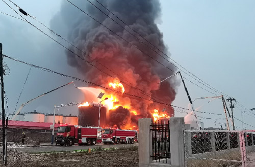 壹号娱乐压缩空气泡沫消防车救援广东省佛山市高明区火灾