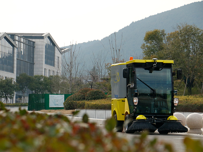 壹号娱乐无人驾驶扫路机在徐州珠山艺术街区作业