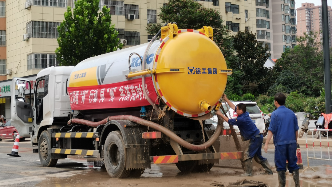 壹号娱乐吸污车驰援郑州特大暴雨