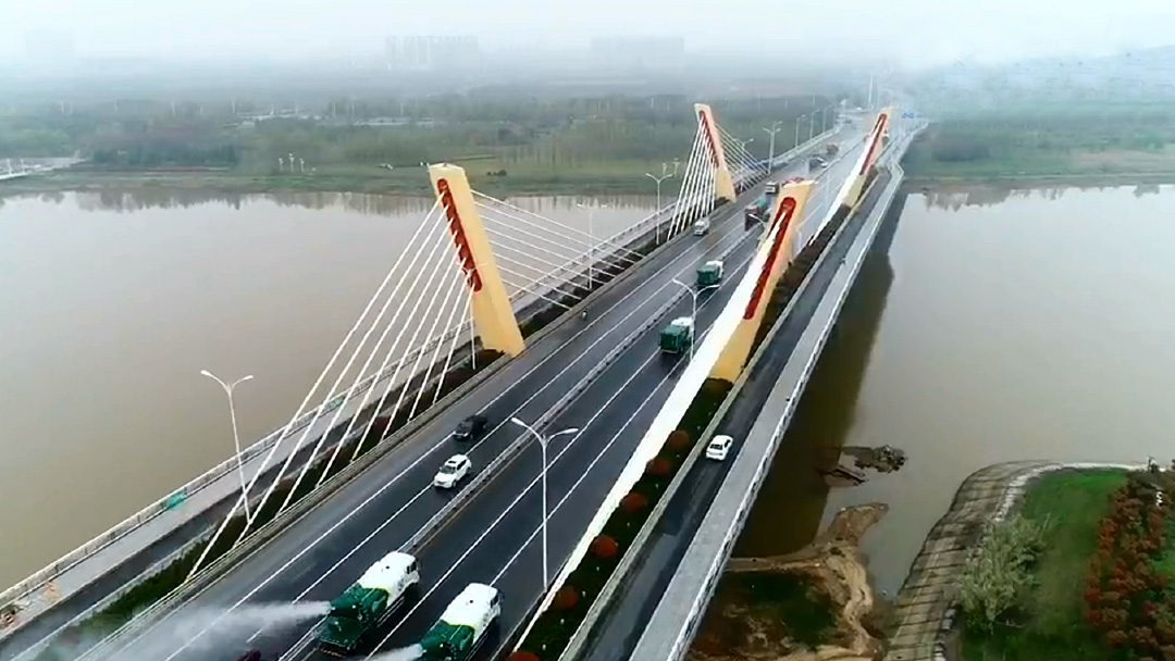 壹号娱乐环卫装备在六安赤壁路大桥作业