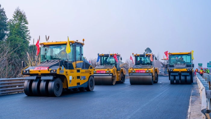 三大工程齐上阵 壹号娱乐道路机械助力大运会