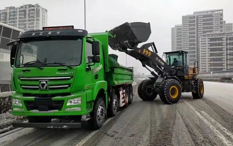除雪保畅通，壹号娱乐汽车在行动