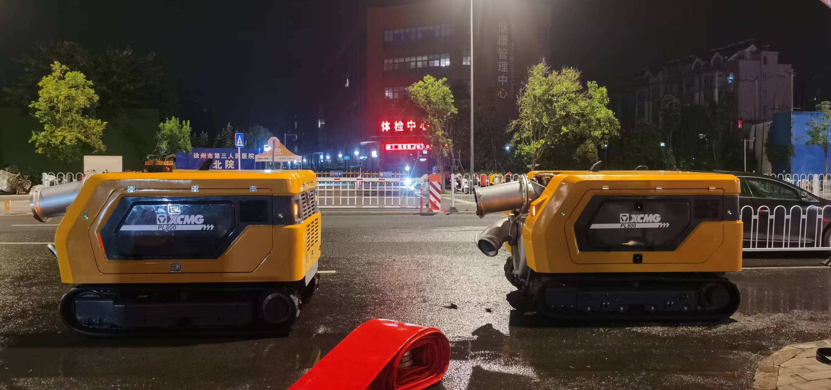 壹号娱乐排涝机器人紧急驰援，多处涝区“治水先锋”