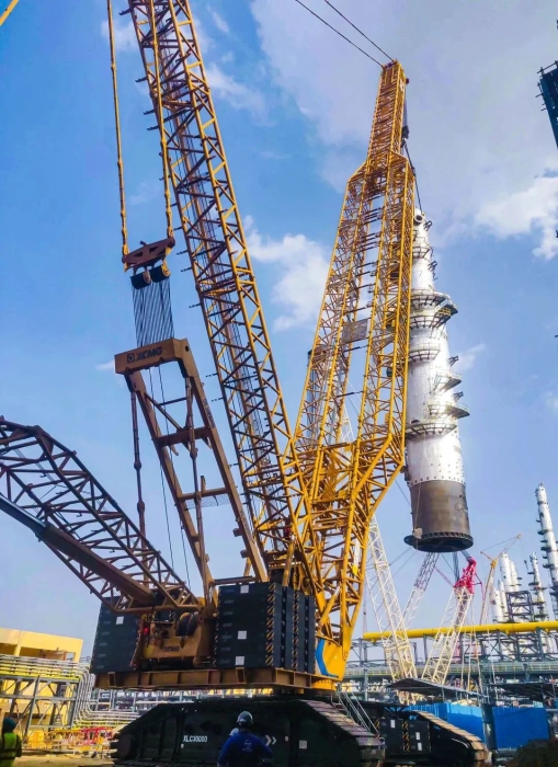 奔赴海外！壹号娱乐履带起重机跨海助建大型石油炼化项目