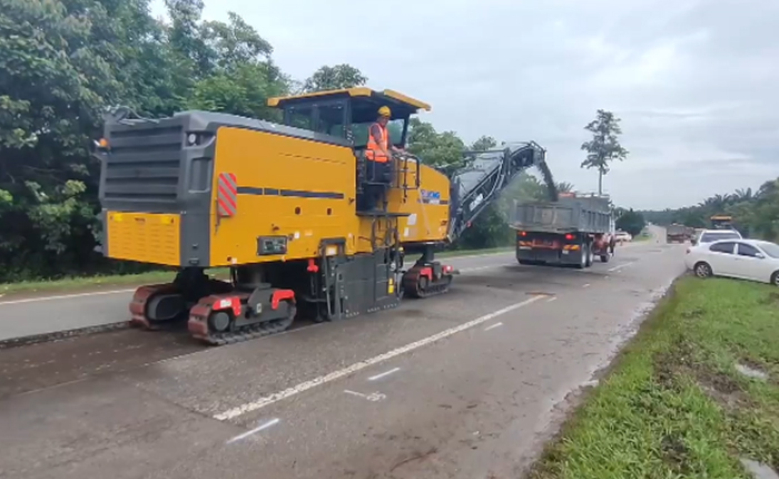 壹号娱乐成套道路机械油面施工，这次在马来西亚！